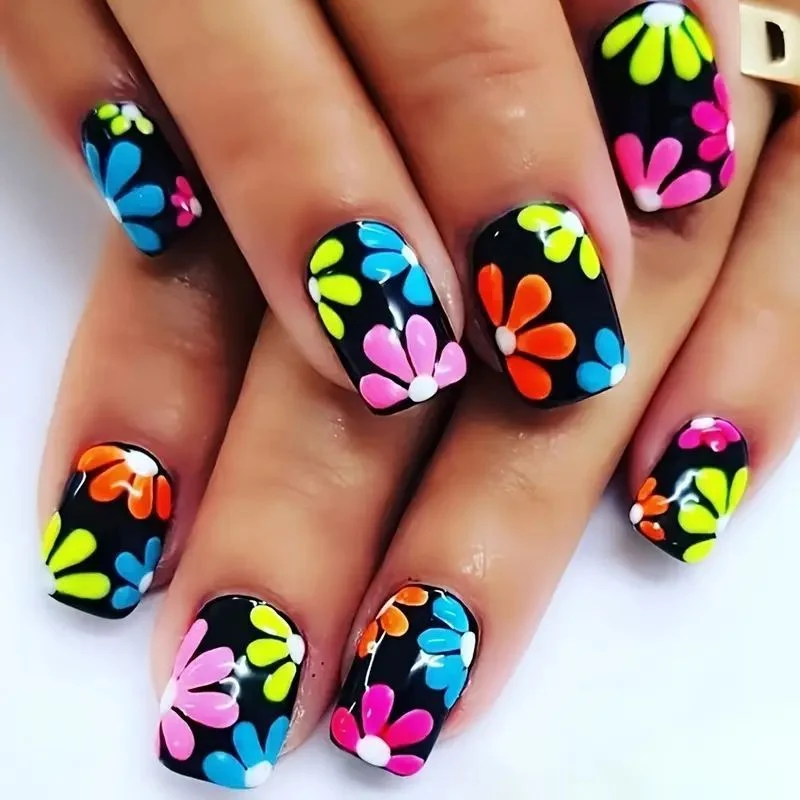 Lebendige florale Nagelkunst-Verbesserungen Karnz
