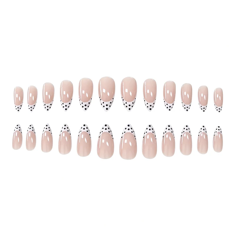 Trendige French Tip Nagelkunst Karnz