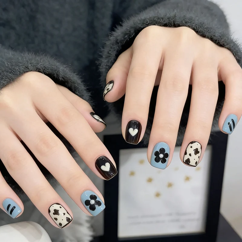 Trendige florale Nagelkunstverzierungen Karnz
