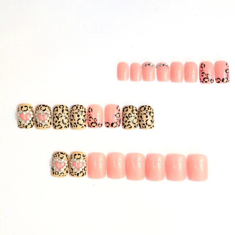 Stylische Leopardenmuster Nagelkunst Karnz
