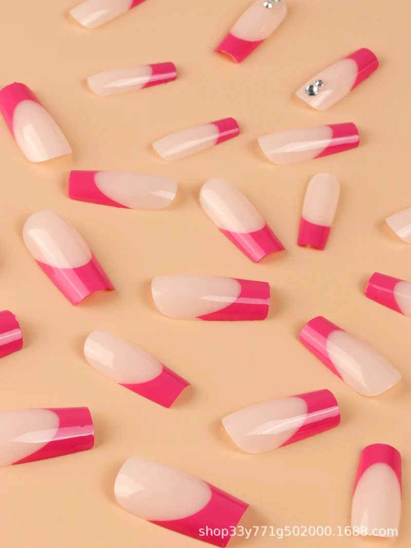 Stilvolle French Tip Nagelverlängerungen Karnz