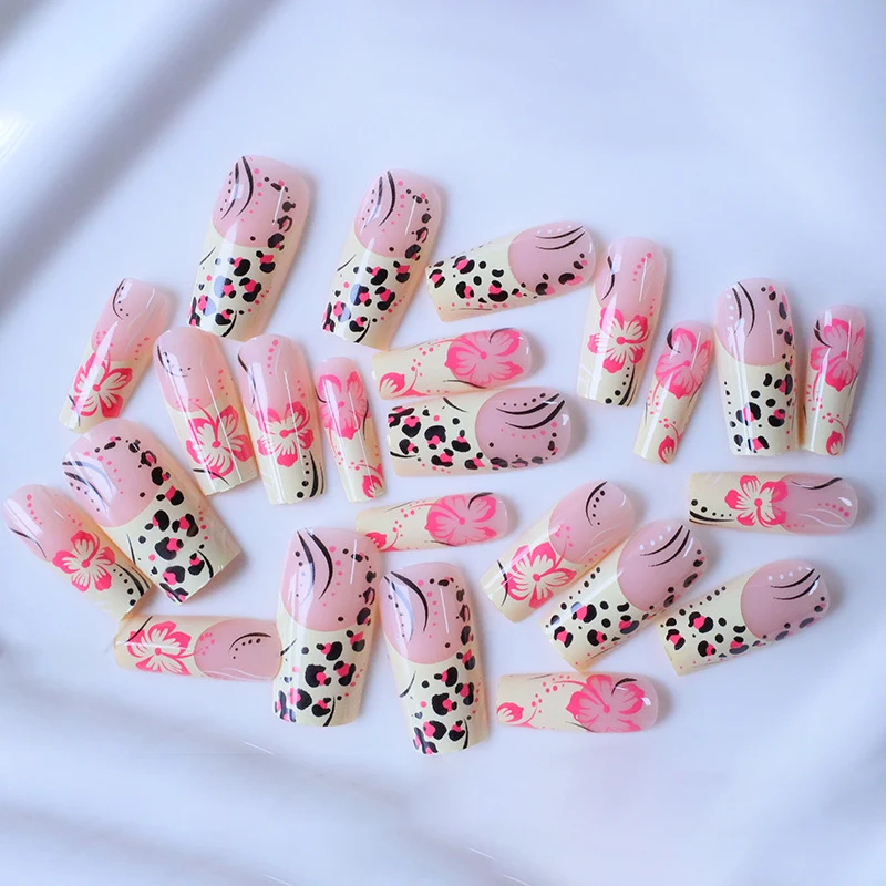 Stylische Florale Acryl Nagelverbesserungen Karnz