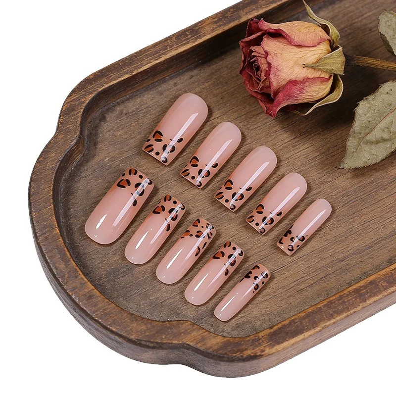 Stilvolle dekorative Ombre-Nagelverzierungen Karnz