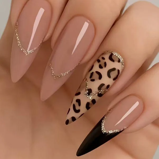 Stylische Tierdruck Acryl-Nagelveränderungen Karnz