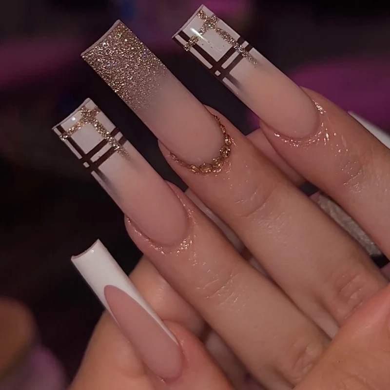 Aufwändige dekorative Acryl-Nagelverzierungen Karnz