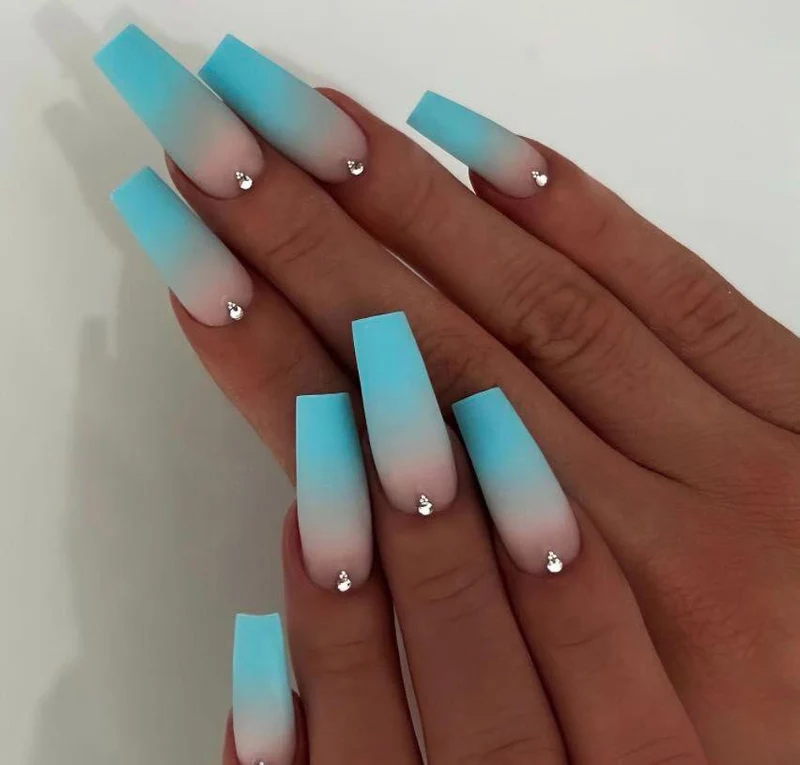 Ombre Acryl-Nagelerweiterungen mit Strass-Akzenten Karnz
