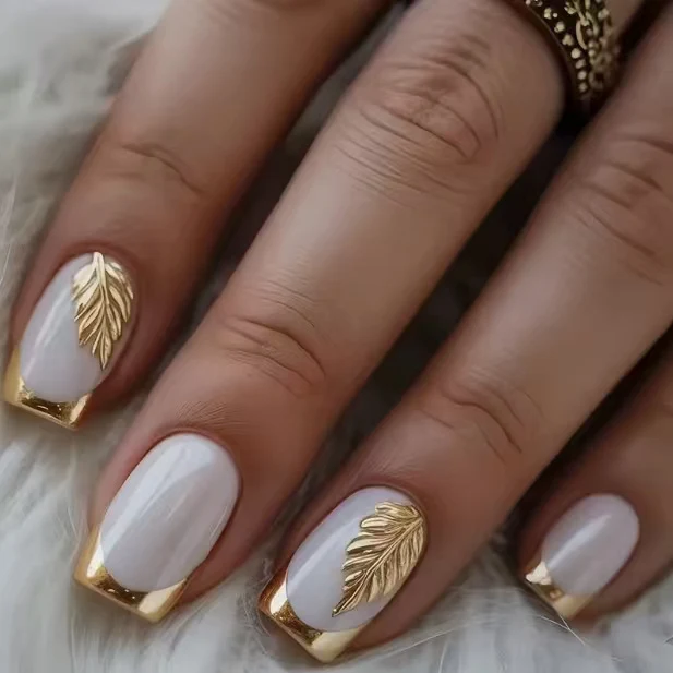 Luxuriöses Blumennagelkunstdesign Karnz