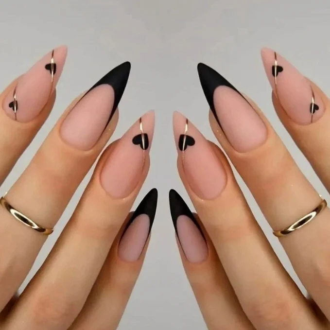 Herz-verzierte Stiletto-Nagelkunst Karnz