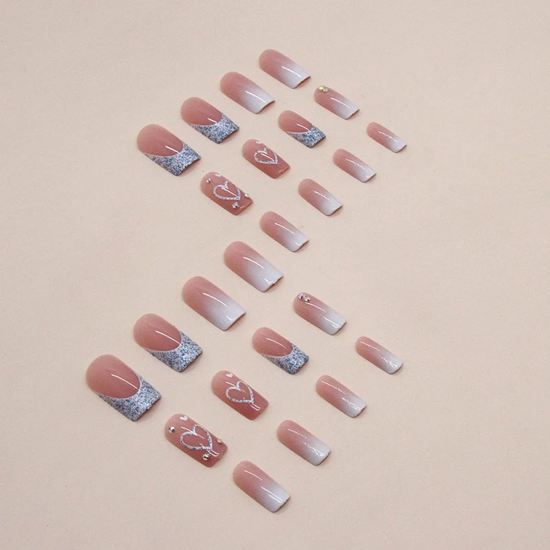 Herz-verzierte Nagelkunstverlängerungen Karnz