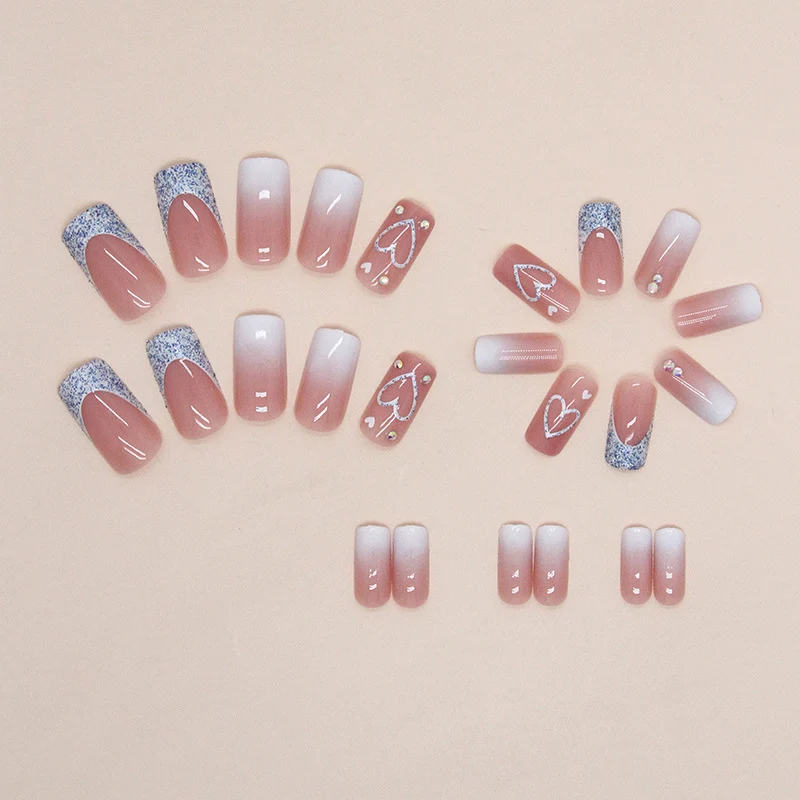 Herz-verzierte Nagelkunstverlängerungen Karnz