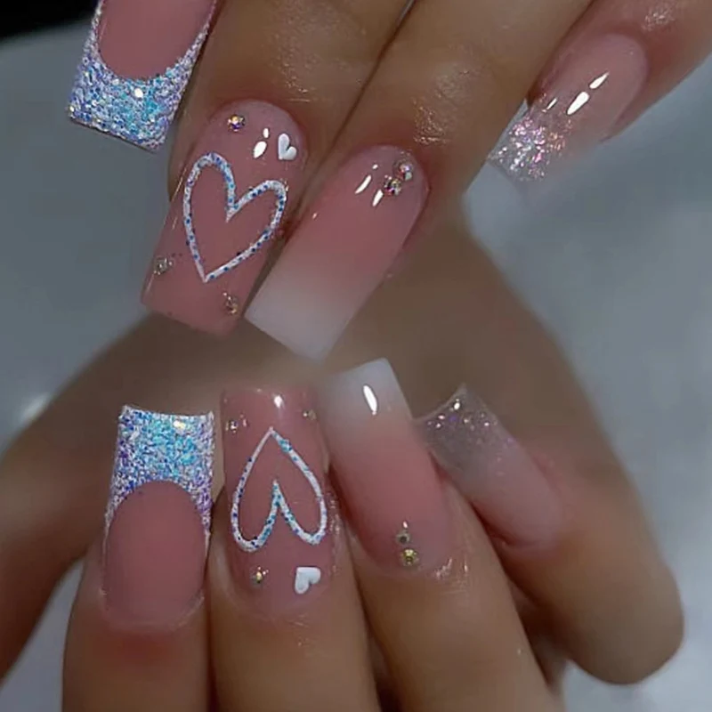 Herz-verzierte Nagelkunstverlängerungen Karnz
