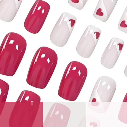 Herz-verzierte Nagelkunst-Verfeinerungen Karnz