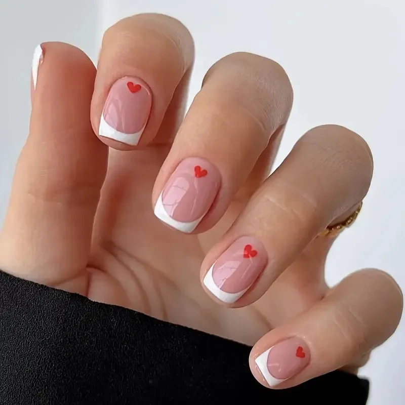 Herz-verzierte Nagelkunst-Design Karnz