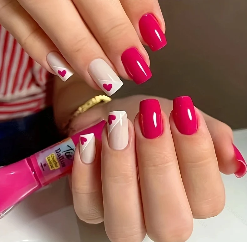 Herz-verzierte Nagelkunst-Design Karnz