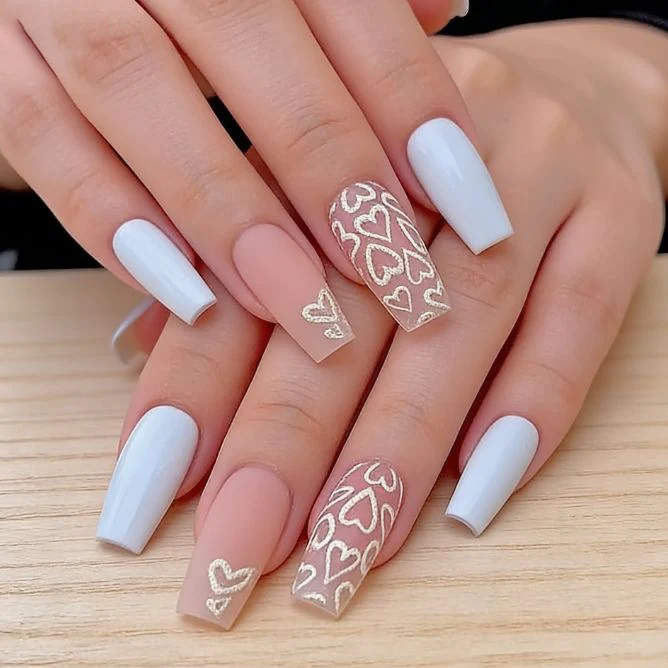 Herz-verzierte Gel-Nagelkunstverlängerungen Karnz