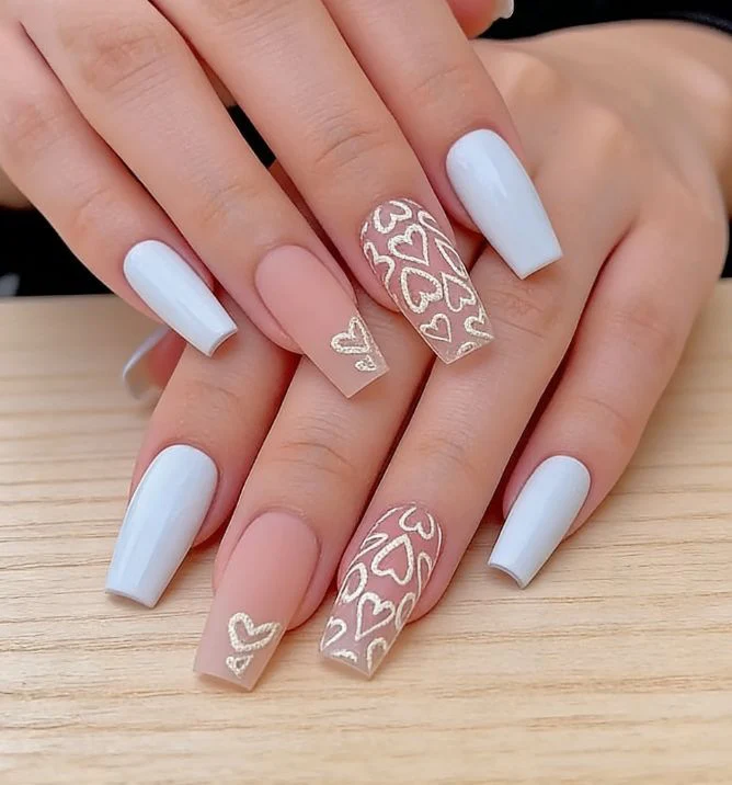 Herz-verzierte Gel-Nagelkunstverlängerungen Karnz