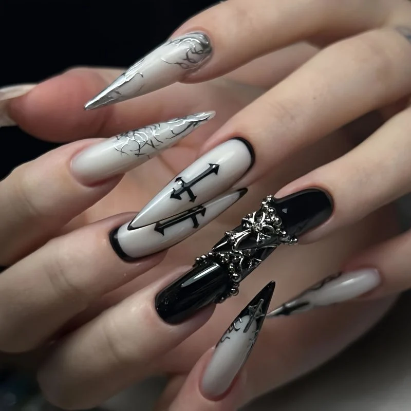Gothic-inspirierte Stiletto-Nagelkunstverlängerungen Karnz