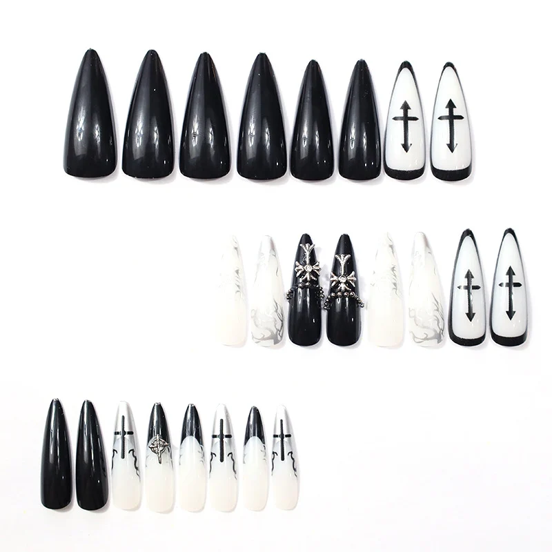 Gothic-inspirierte Stiletto-Nagelkunstverlängerungen Karnz