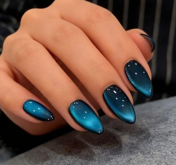 Glänzende Ombre Stiletto Nagelverstärkungen Karnz