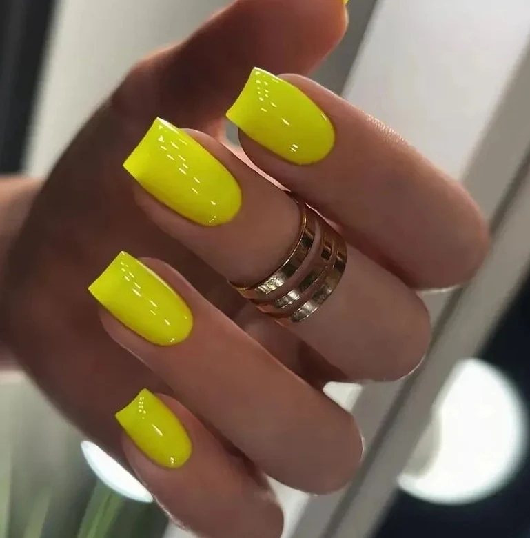 Glänzender Nagellack Karnz