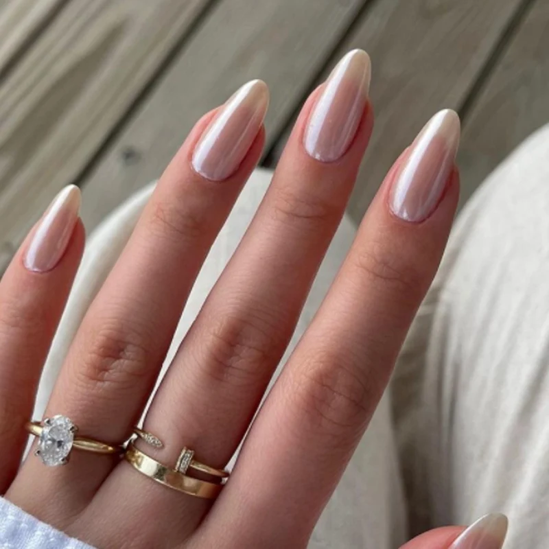 Glänzende mandelförmige Nagelverlängerungen Karnz