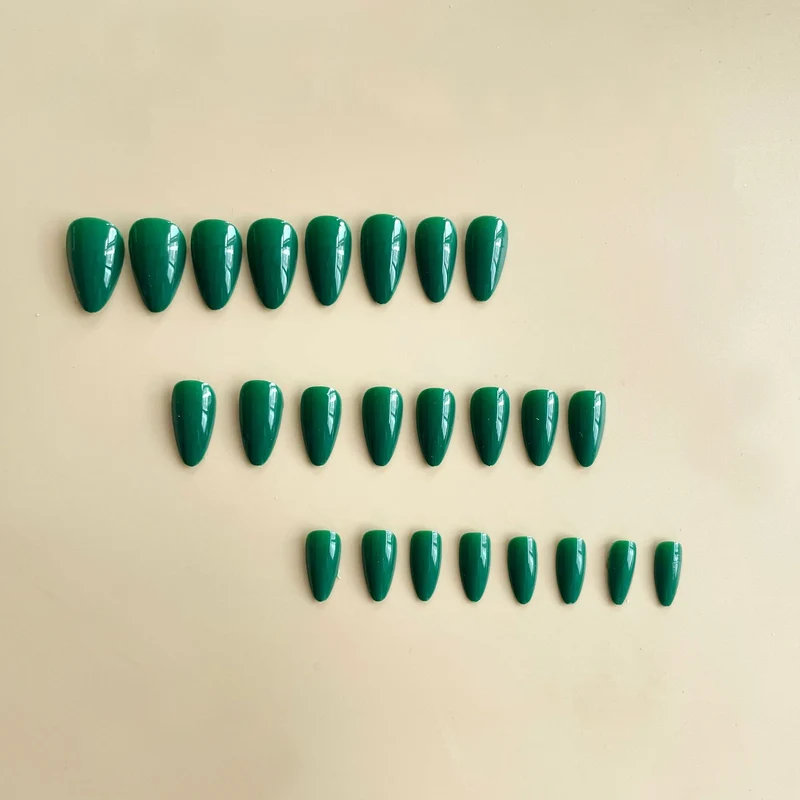 Glänzende mandelförmige Nagelverstärkungen Karnz