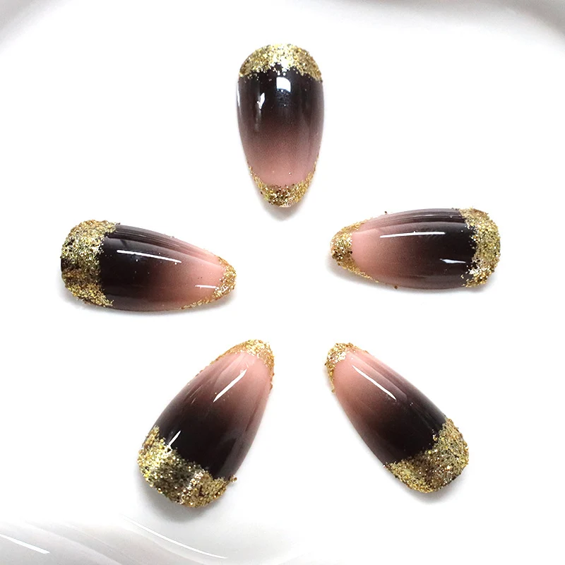 Glitzernde Ombre-Nagelverzierungen Karnz