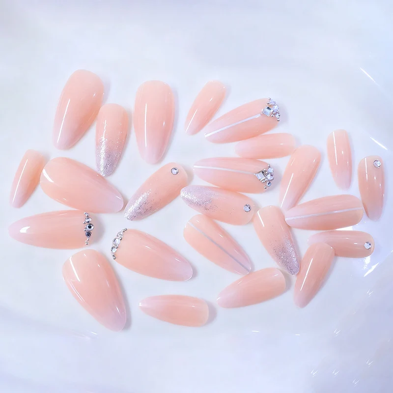 Glamouröse mit Strass verzierte Nagelkunstverlängerungen Karnz