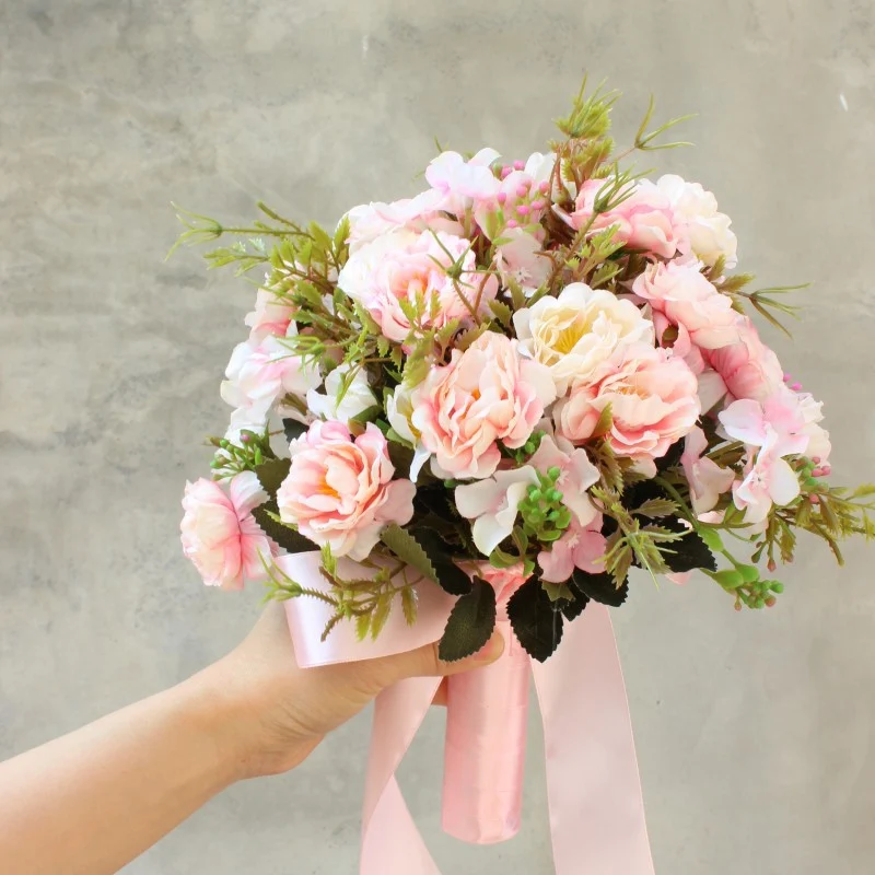 Lebensechter Blumenstrauß mit Seidenblumen
