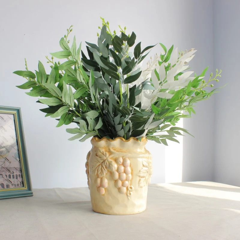 Realistisches Eukalyptus Stängel Arrangement