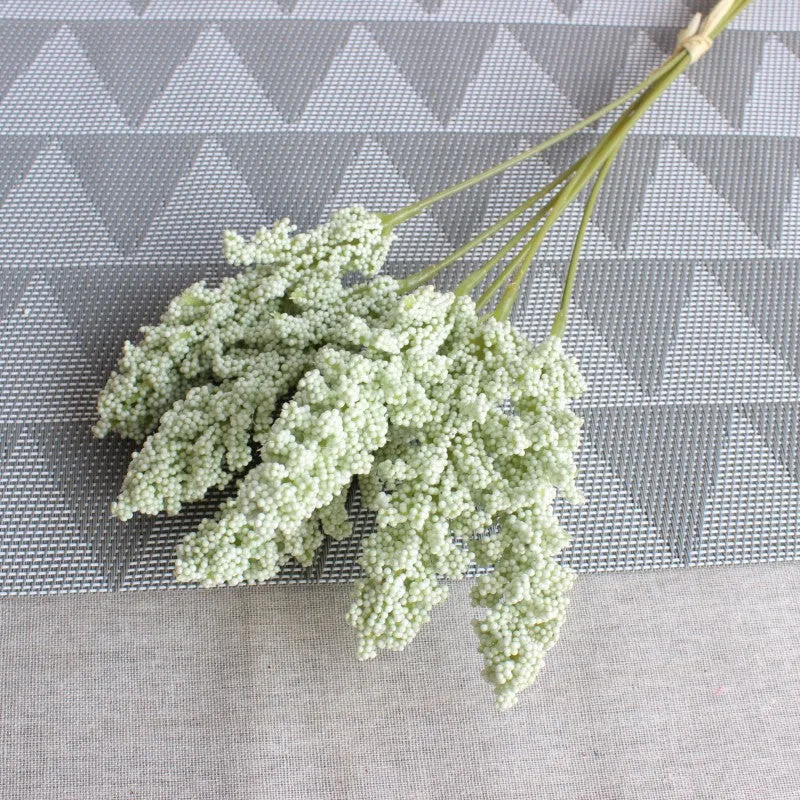 Realistischer dekorativer getrockneter Blumenstrauß