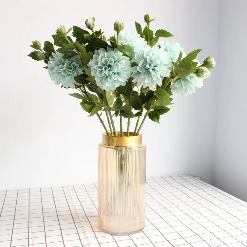 Realistische Dahlienblumenstängel
