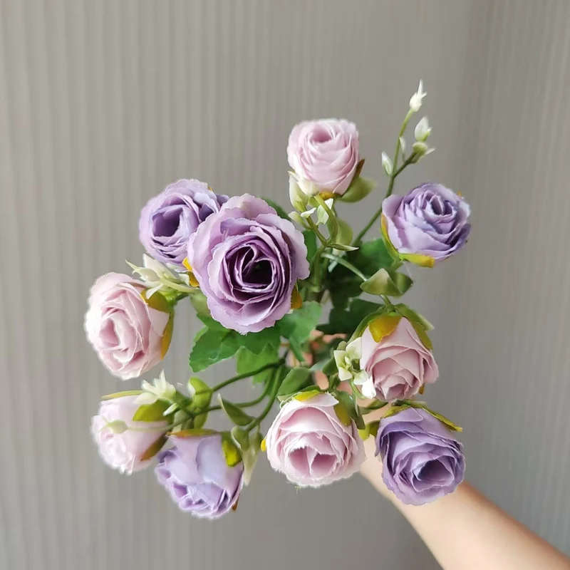 Stylischer handgemachter künstlicher Rosenstrauß