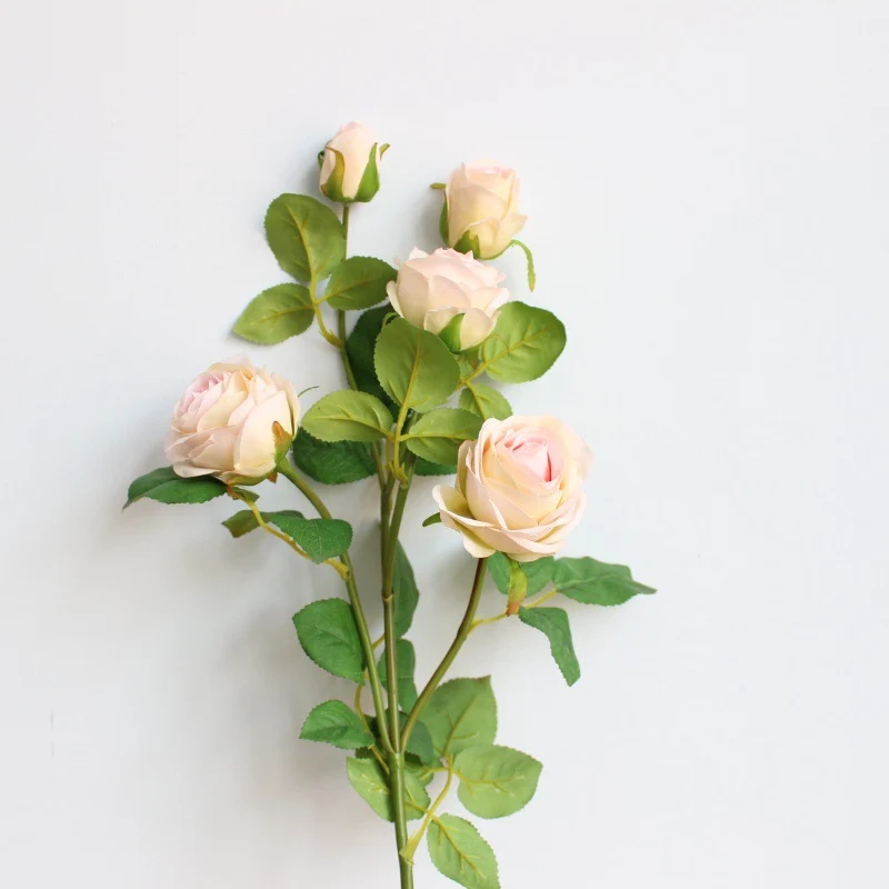 Realistische synthetische Rosenstängel