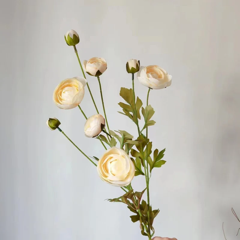 Realistische Ranunkulus Blumengesteck