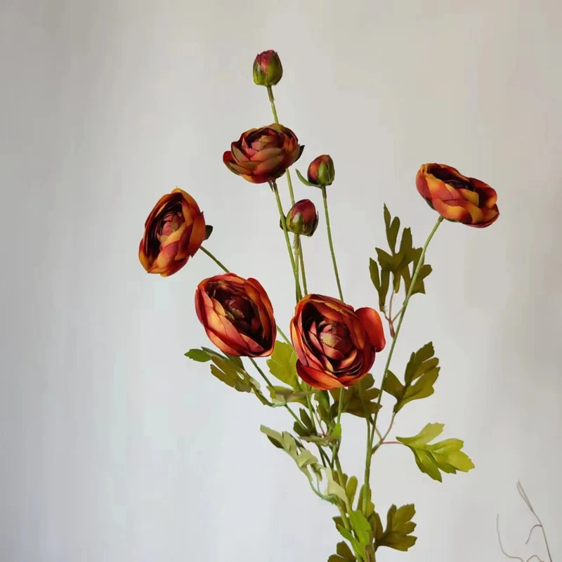 Realistische Ranunkulus Blumengesteck