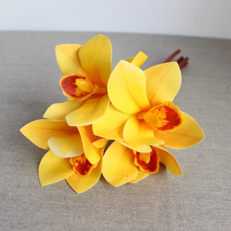 Realistischer Orchideenblumenstrauß