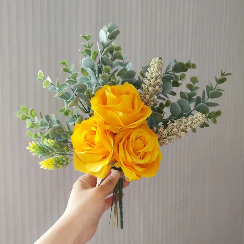 Lebensnahe Gelbe Rosenstrauß Arrangemement