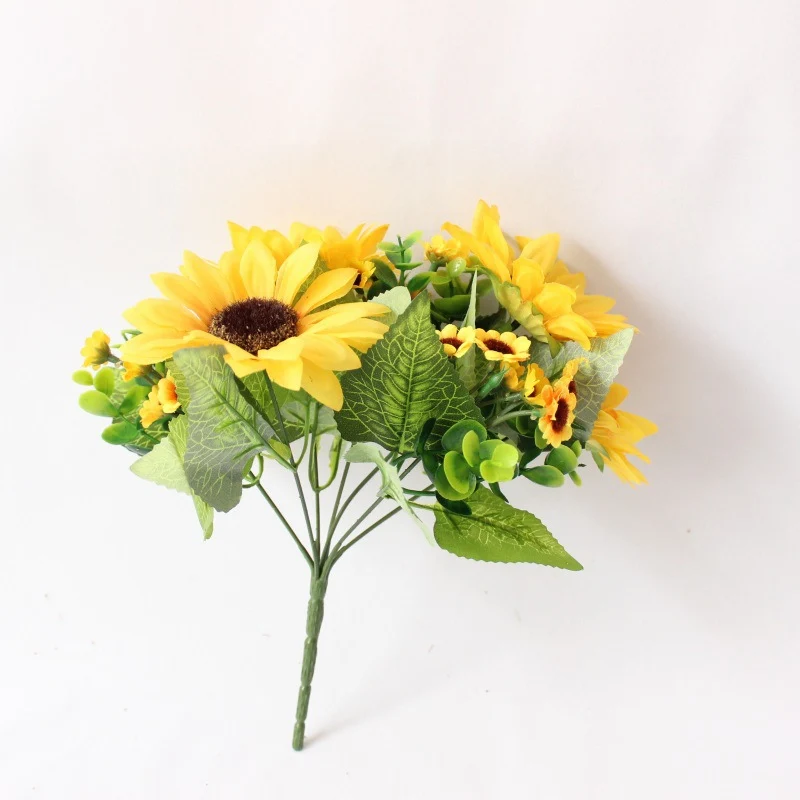 Lebensechter Sonnenblumenstrauß