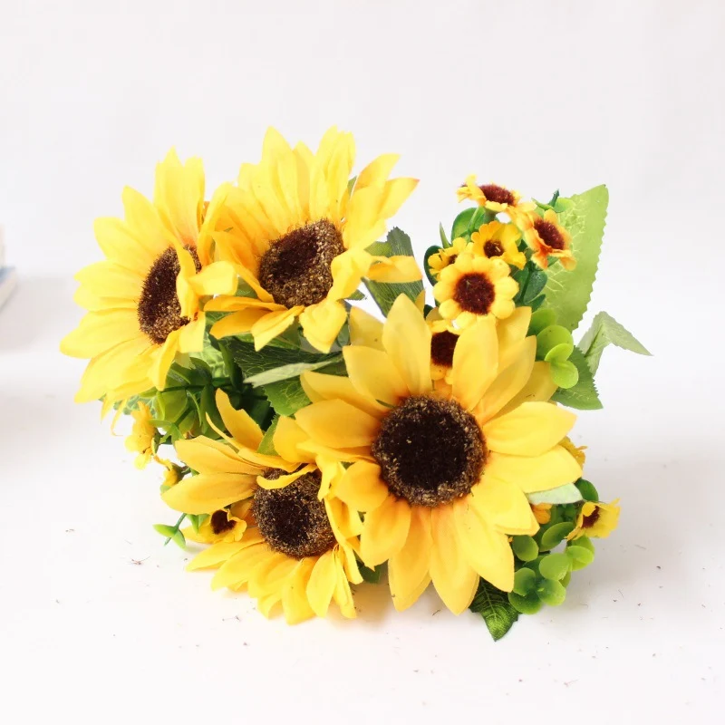 Lebensechter Sonnenblumenstrauß