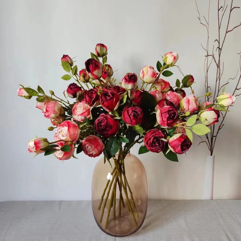 Lebensechte Rosenblütenzweig