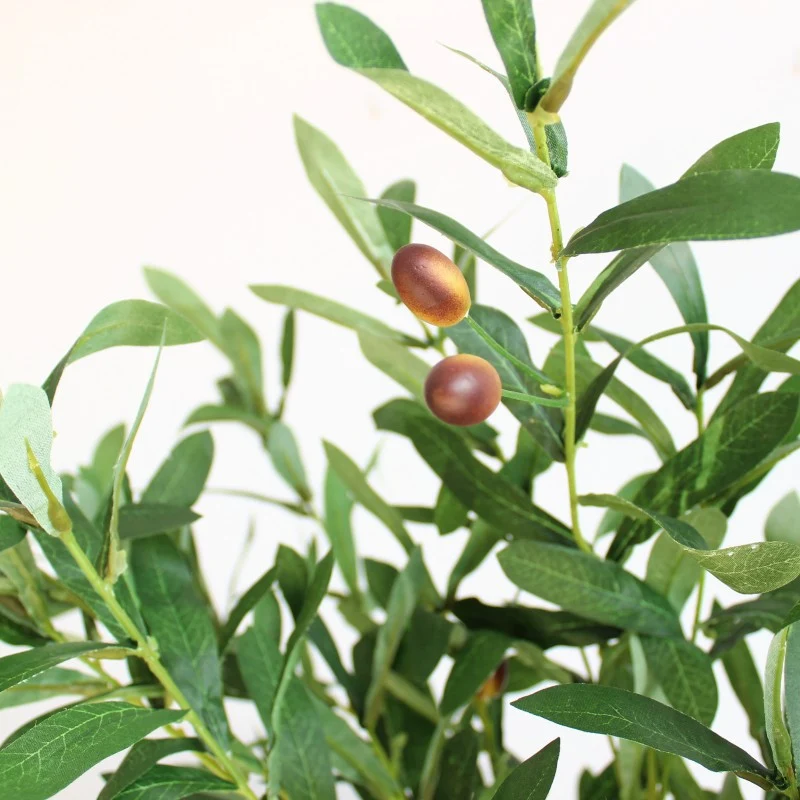 Lebensechte Olivenzweigarrangement
