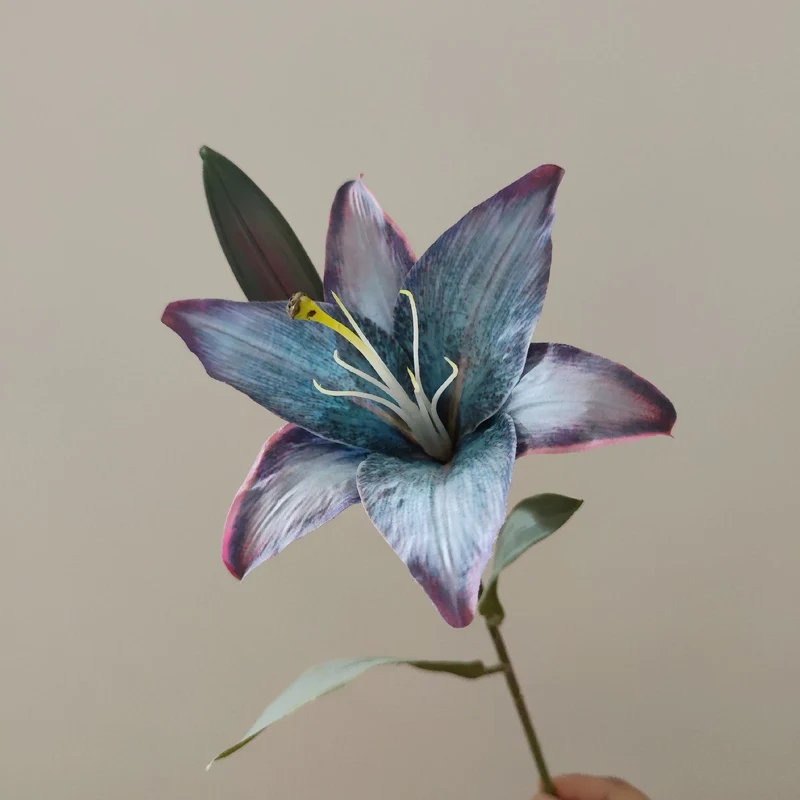 Lebensechte Lilienstiel