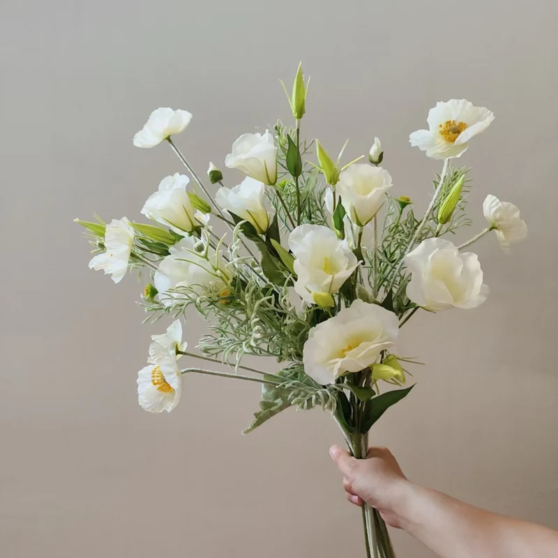 Lebensechter floraler Mittelstück-Strauß