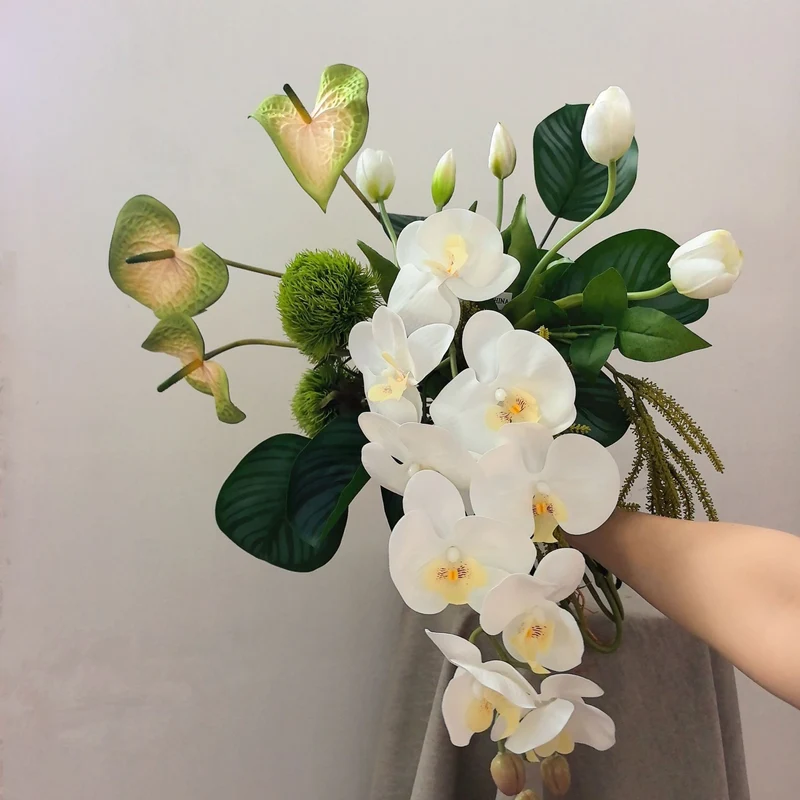 Lebensechter Blumenstrauß mit saftigen Akzenten