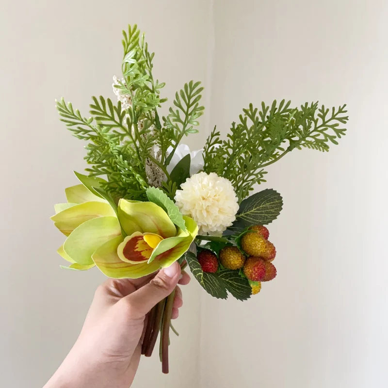 Lebensnahe Blumenstrauß mit gemischtem Grün