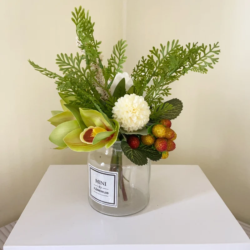 Lebensnahe Blumenstrauß mit gemischtem Grün