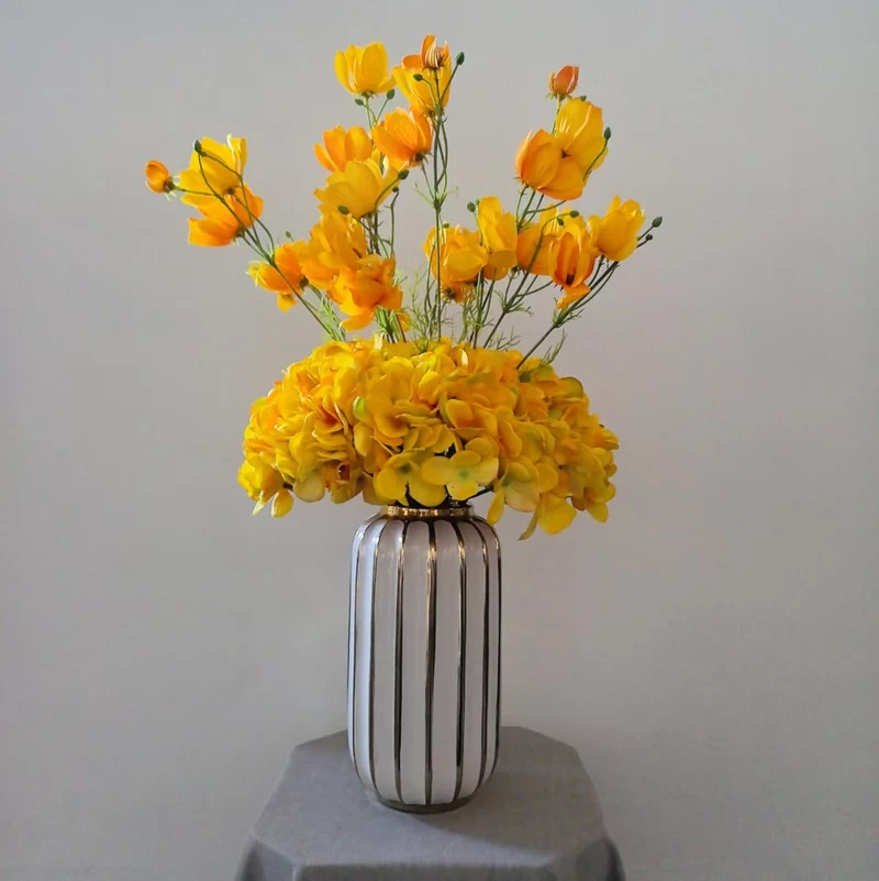 Lifelike Blumenarrangement