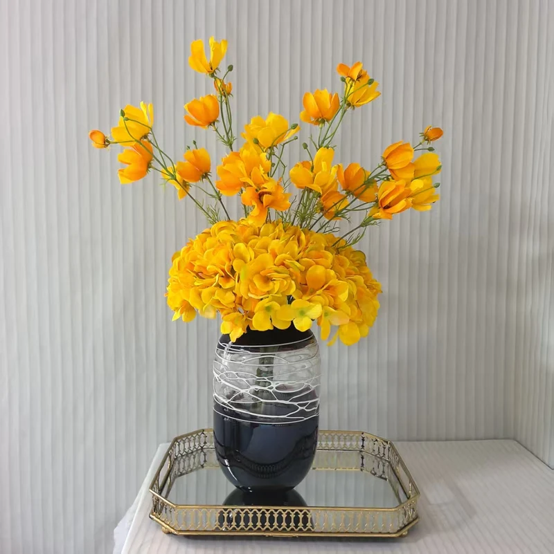 Lifelike Blumenarrangement