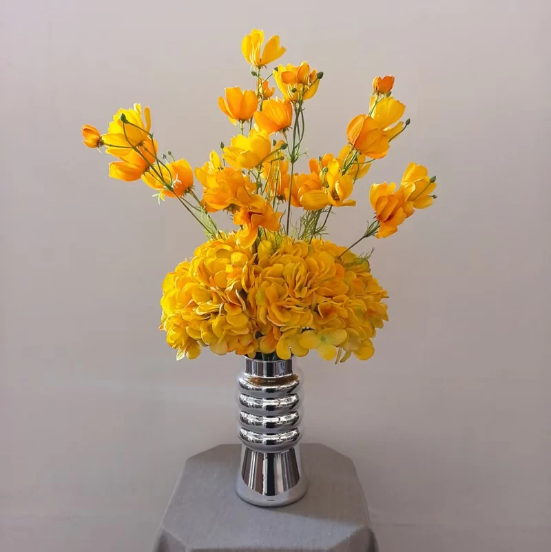 Lifelike Blumenarrangement